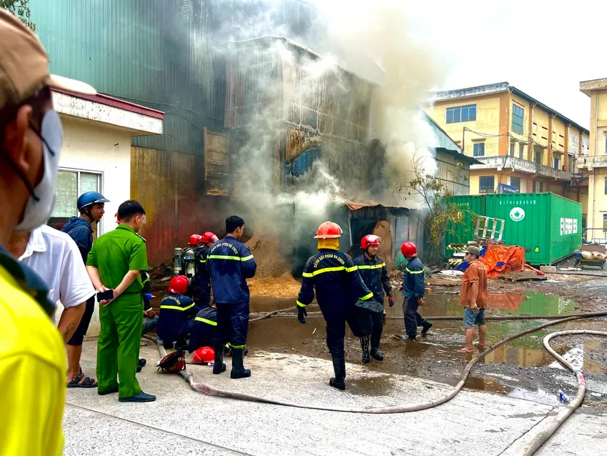 Ch&aacute;y bồn h&uacute;t bụi xưởng gỗ ở TP Hồ Ch&iacute; Minh, kh&oacute;i đen bốc cao k&egrave;m tiếng nổ - Ảnh 4.