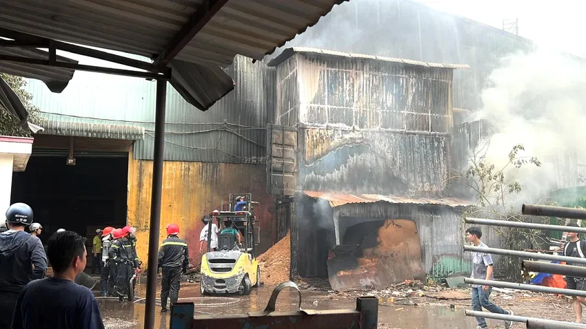 Ch&aacute;y bồn h&uacute;t bụi xưởng gỗ ở TP Hồ Ch&iacute; Minh, kh&oacute;i đen bốc cao k&egrave;m tiếng nổ - Ảnh 2.
