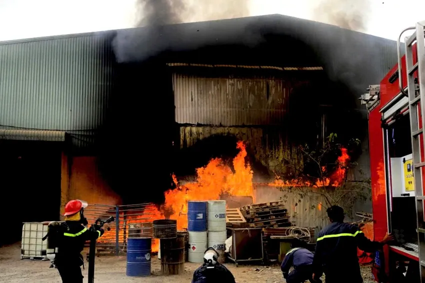 Ch&aacute;y bồn h&uacute;t bụi xưởng gỗ ở TP Hồ Ch&iacute; Minh, kh&oacute;i đen bốc cao k&egrave;m tiếng nổ - Ảnh 1.