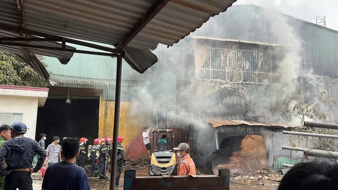 Ch&aacute;y bồn h&uacute;t bụi xưởng gỗ ở TP Hồ Ch&iacute; Minh, kh&oacute;i đen bốc cao k&egrave;m tiếng nổ - Ảnh 3.