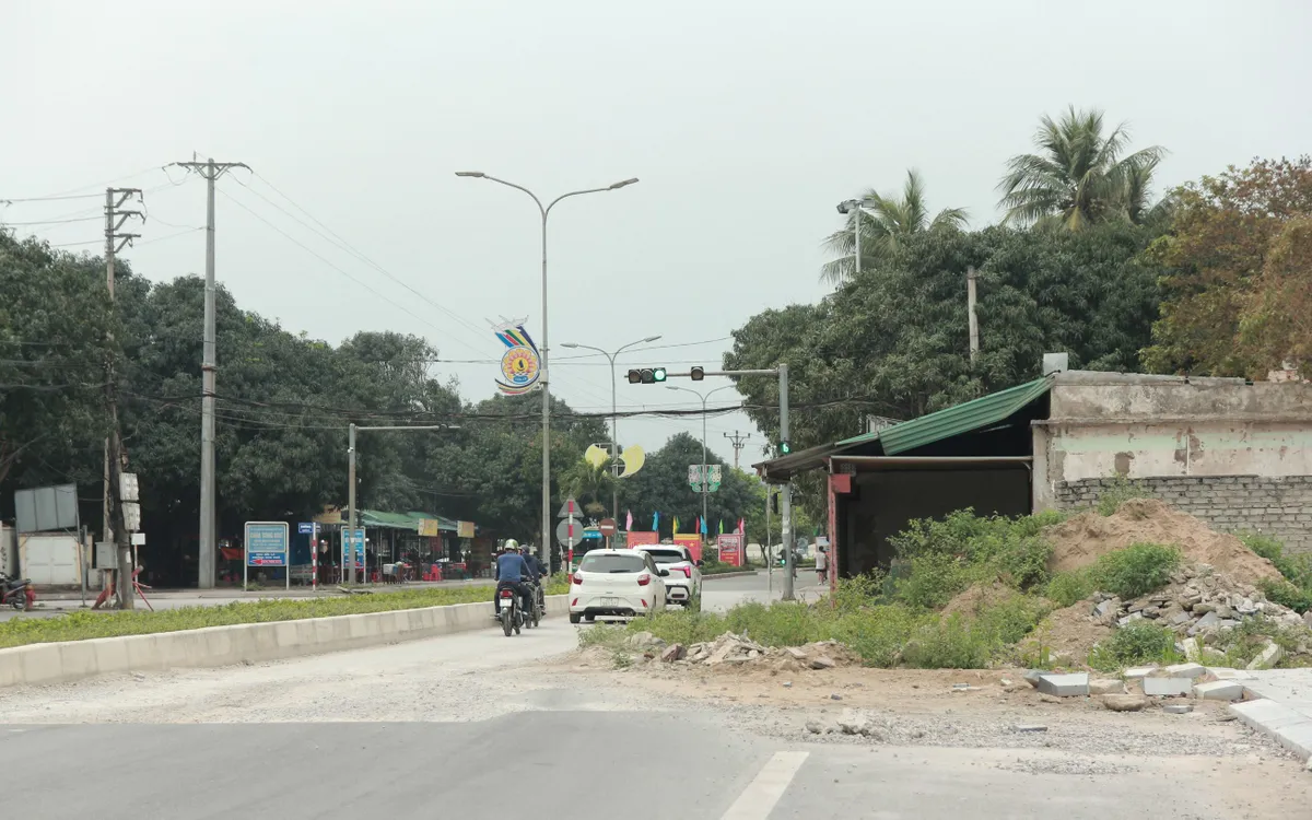 Dự án dù đã cơ bản hoàn thiện nhiều hạng mục, tuy nhiên vẫn bị đình trệ tại một đoạn dài khoảng 50m. Ảnh Ngọc Quân.