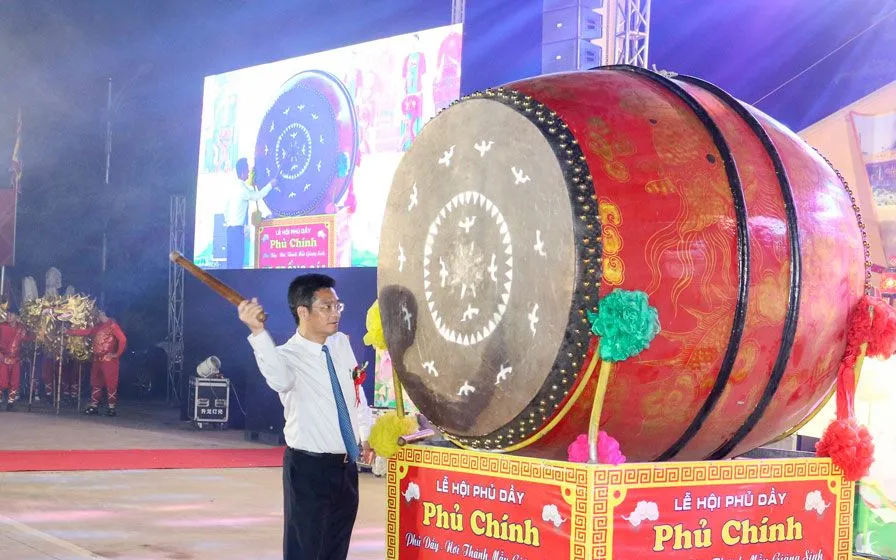 Đồng chí Trần Anh Dũng, Phó Chủ tịch UBND tỉnh đánh trống khai mạc Lễ hội.