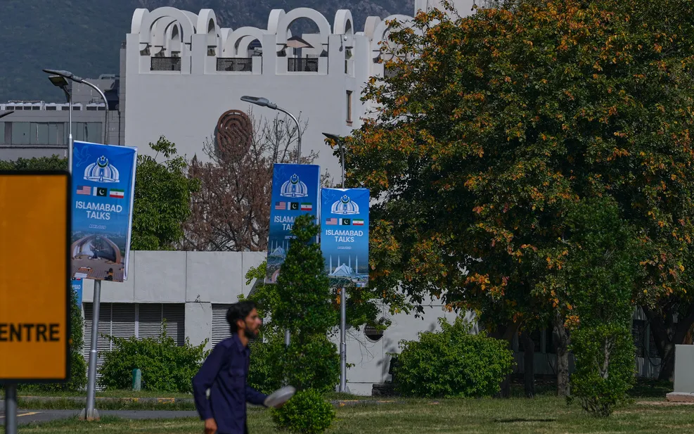 Tấm áp phích lớn trước vòng đàm phán thứ hai giữa Mỹ và Iran, tại Islamabad, Pakistan, ngày 20/4/2026. (Ảnh AP) 