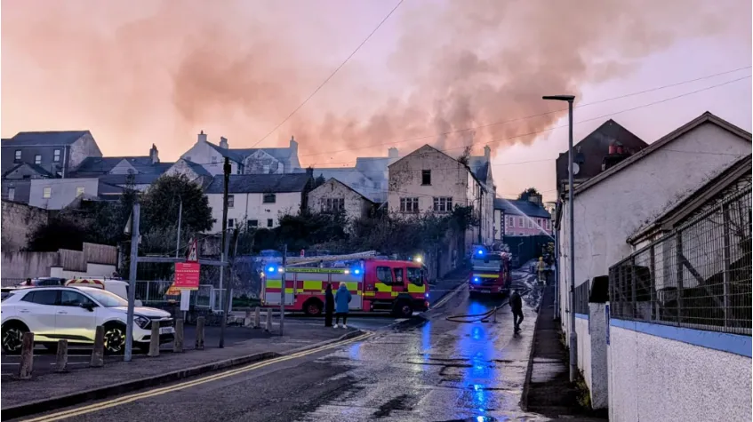 Hỏa hoạn t&agrave;n ph&aacute; t&ograve;a nh&agrave; lịch sử ở Bắc Ireland  - Ảnh 2.