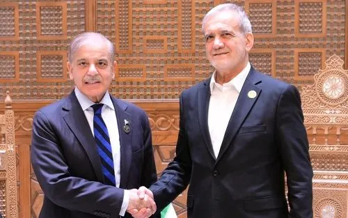 Thủ tướng Pakistan Shehbaz Sharif (trái) và Tổng thống Iran Masoud Pezeshkian (Ảnh: Pakistan In The World)