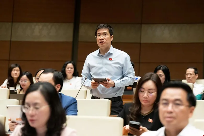 ĐBQH: Sớm c&oacute; ch&iacute;nh s&aacute;ch tiền lương để c&aacute;n bộ x&atilde;, phường y&ecirc;n t&acirc;m c&ocirc;ng t&aacute;c - Ảnh 2.