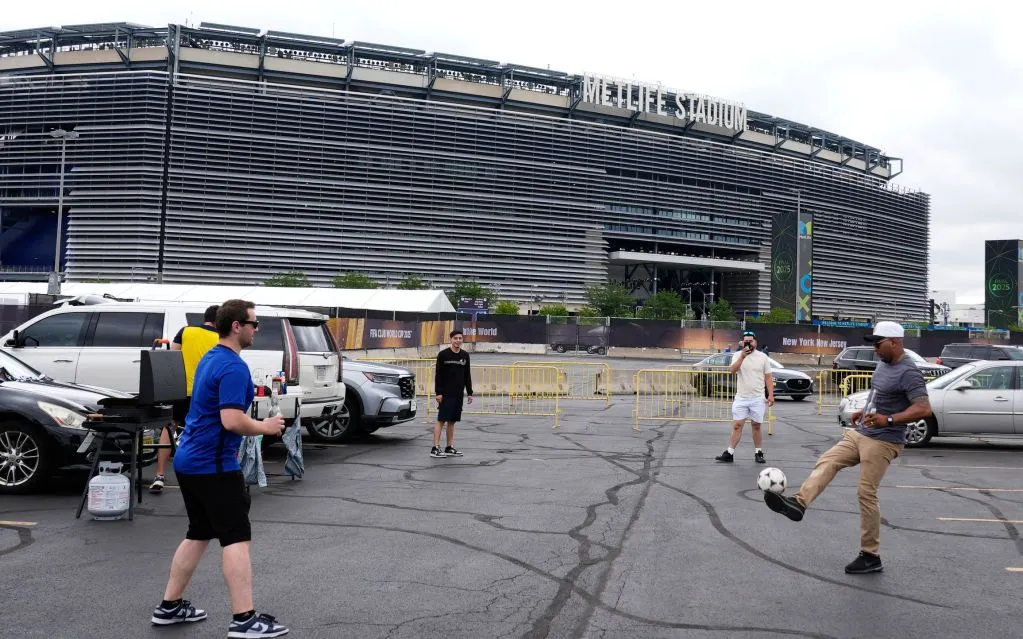 Người hâm mộ chơi bóng bên ngoài sân vận động MetLife. - Ảnh: AP