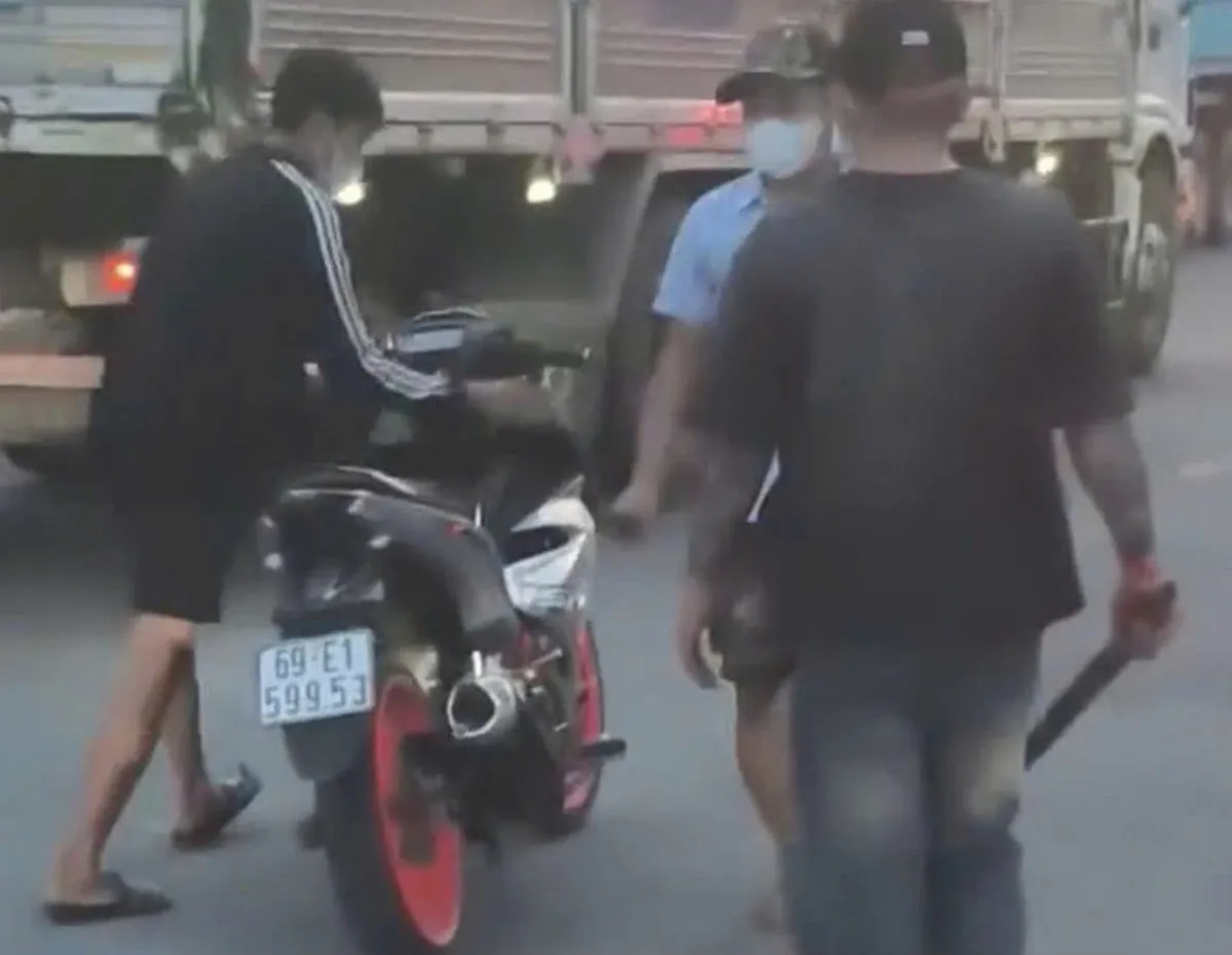 M&acirc;u thuẫn sau giờ l&agrave;m, nh&oacute;m c&ocirc;ng nh&acirc;n mang m&atilde; tấu hỗn chiến trước cổng c&ocirc;ng ty- Ảnh 1.