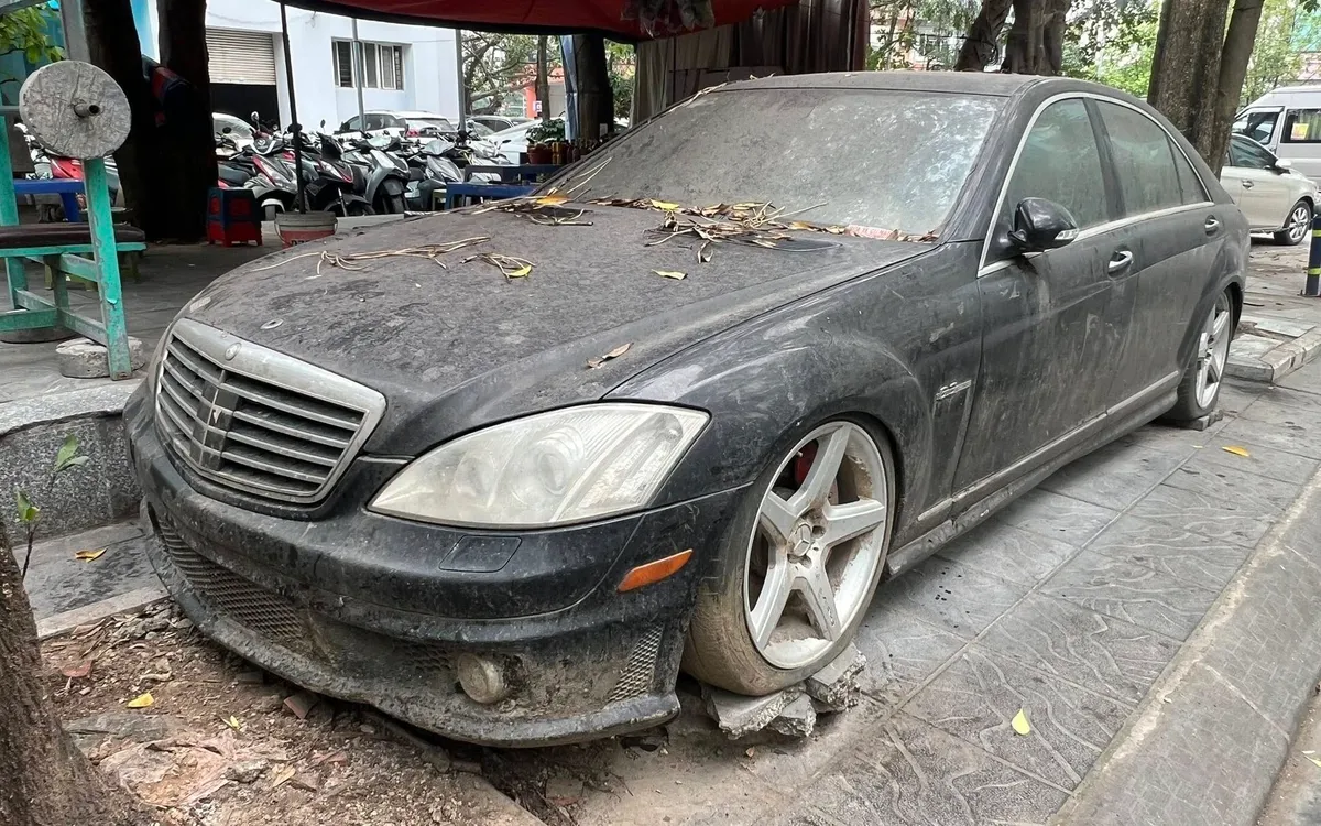  Chiếc Mercedes S63 “đắp chiếu” nhiều năm tại Hà Nội. (Ảnh: Trần Sắc Nam Anh)