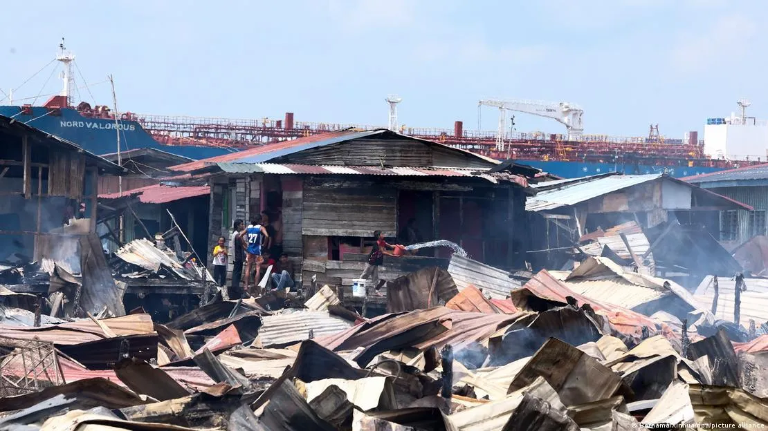 Khoảng 1.000 ng&ocirc;i nh&agrave; bị thi&ecirc;u rụi trong vụ hỏa hoạn kinh ho&agrave;ng tại Malaysia - Ảnh 2.