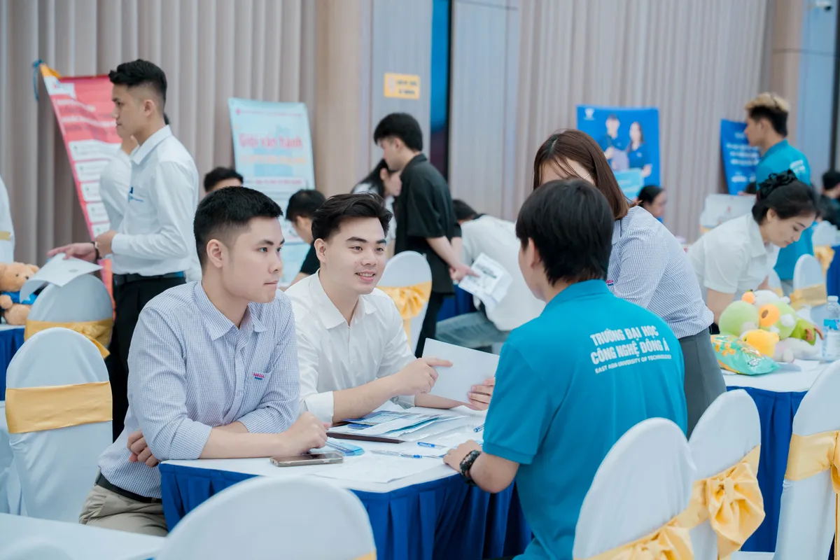 Festival tuyển dụng EAUT 2026: Kết nối gi&aacute;o dục &ndash; doanh nghiệp, mở rộng cơ hội việc l&agrave;m cho sinh vi&ecirc;n - Ảnh 2.
