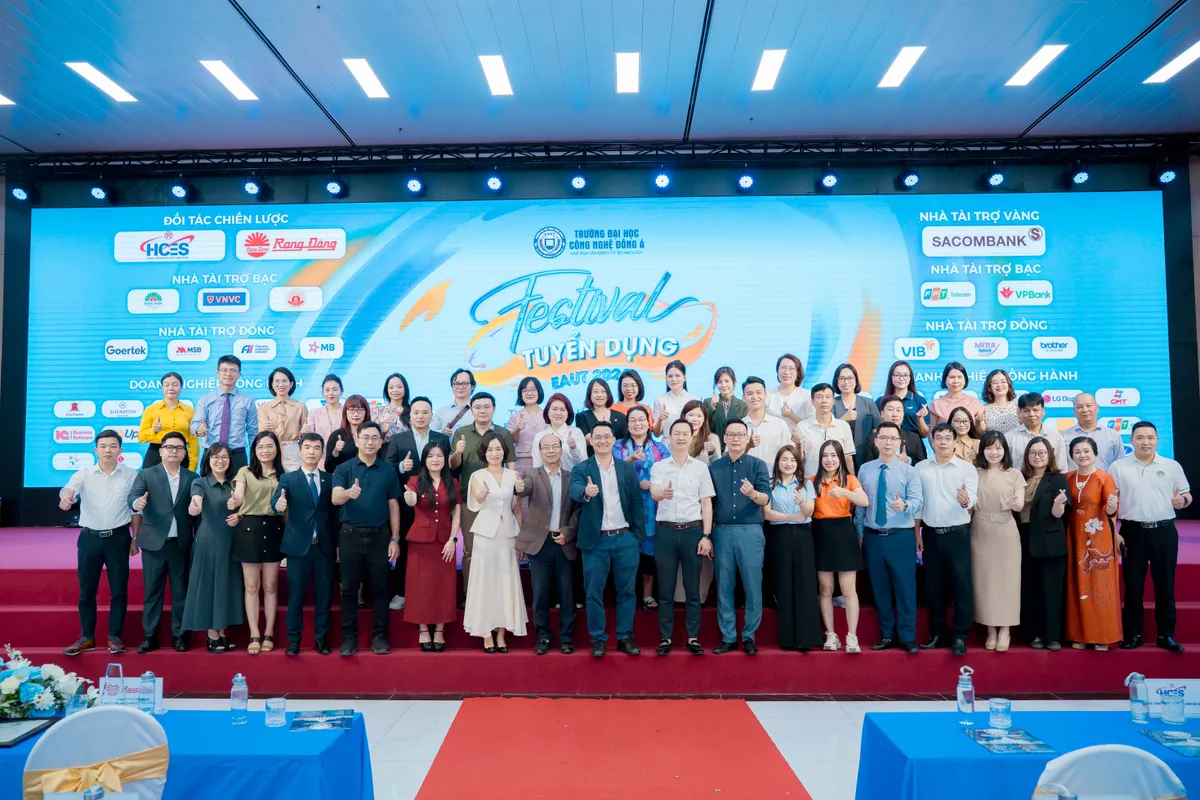 Festival tuyển dụng EAUT 2026: Kết nối gi&aacute;o dục &ndash; doanh nghiệp, mở rộng cơ hội việc l&agrave;m cho sinh vi&ecirc;n - Ảnh 5.