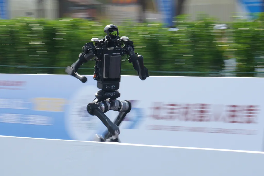 Robot Trung Quốc chạy b&aacute;n marathon nhanh hơn kỷ lục người - Ảnh 1.