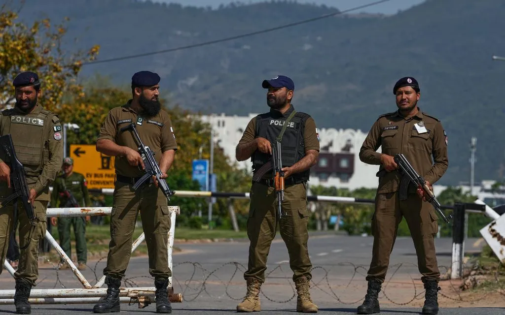 Cảnh sát canh gác tại chốt kiểm soát ở Islamabad, Pakistan, trước vòng đàm phán Mỹ - Iran, ngày 20/4/2026 (Ảnh: AP)