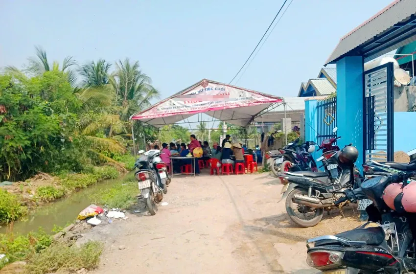 B&eacute; trai 2 tuổi ở Gia Lai ng&atilde; xuống mương nước tử vong - Ảnh 1.