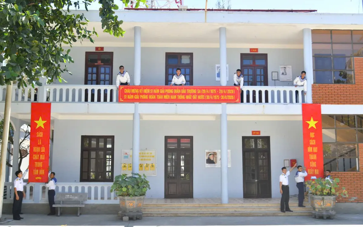 Căng treo khẩu hiệu hưởng ứng Ngày sách và kỷ niệm Ngày giải phóng Trường Sa tại đảo Sơn Ca