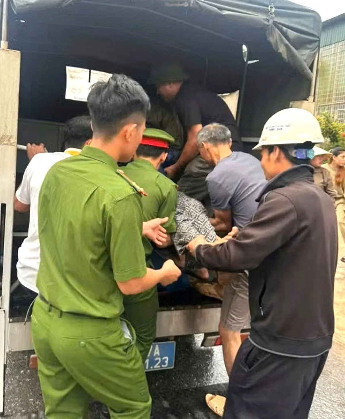 C&ocirc;ng an d&ugrave;ng xe c&ocirc;ng vụ vượt đường đồi n&uacute;i, đưa người phụ nữ bị nạn đi cấp cứu - Ảnh 1.