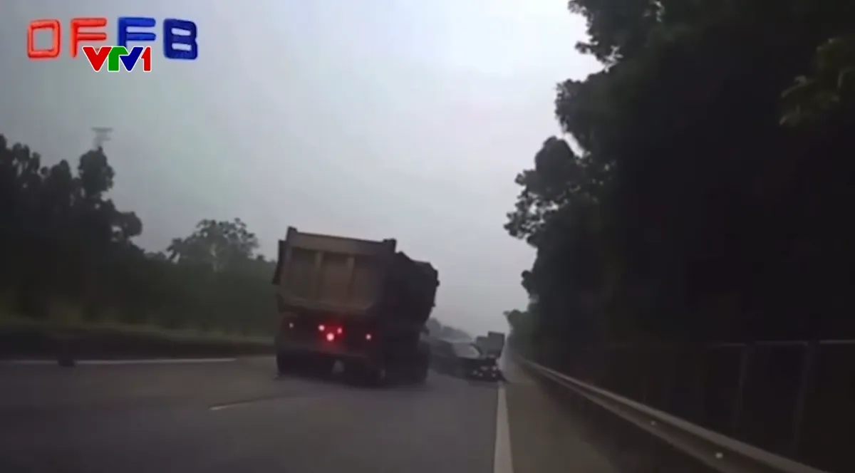 Chuyển l&agrave;n đột ngột tạt đầu xe tải, xe con bị đ&acirc;m văng - Ảnh 1.