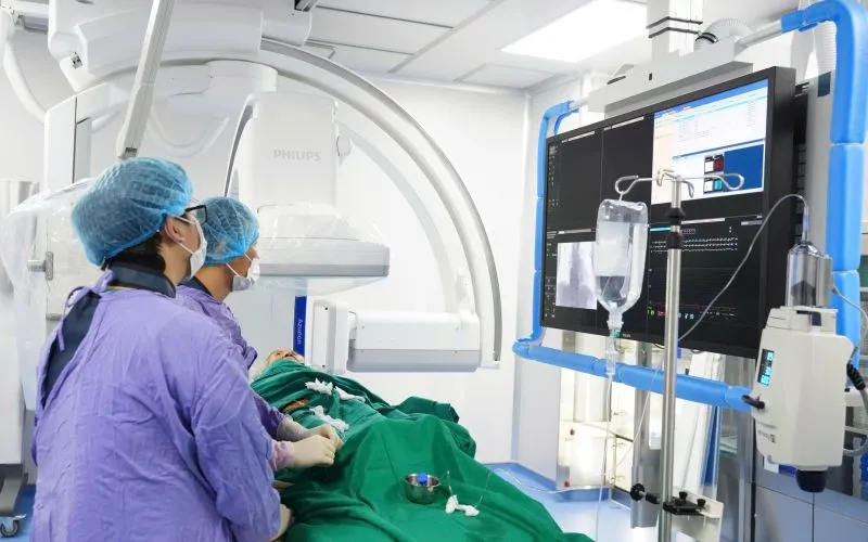 Các bác sĩ tiến hành can thiệp cấp cứu bệnh nhân. Ảnh: BVCC
