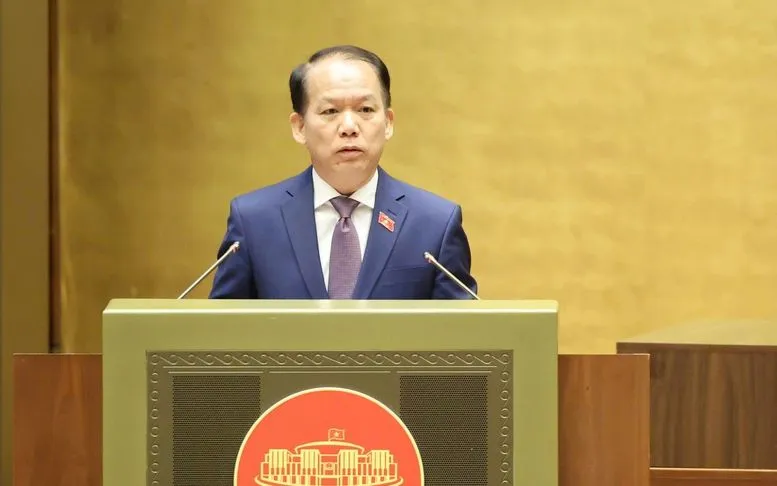 Bộ trưởng Bộ Tư pháp Hoàng Thanh Tùng trình bày Tờ trình tại phiên họp 