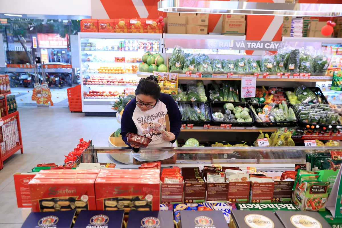 Mở si&ecirc;u thị nhỏ trong chợ truyền thống lớn, giảm gi&aacute; h&agrave;ng Việt v&agrave;o cuối tuần- Ảnh 1.