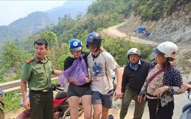 Công an xã Bản Hồ kịp thời cứu hộ, đưa du khách quốc tịch Nam Phi gặp nạn đi cấp cứu vào ngày 17/4/2026. Ảnh: TTXVN