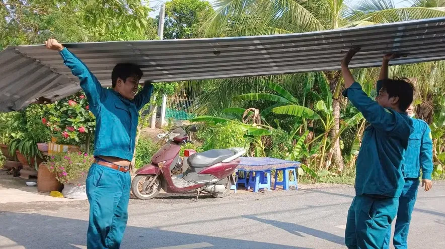 Mưa lớn k&egrave;m d&ocirc;ng lốc l&agrave;m 47 căn nh&agrave; ở Đồng Th&aacute;p bị tốc m&aacute;i  - Ảnh 2.