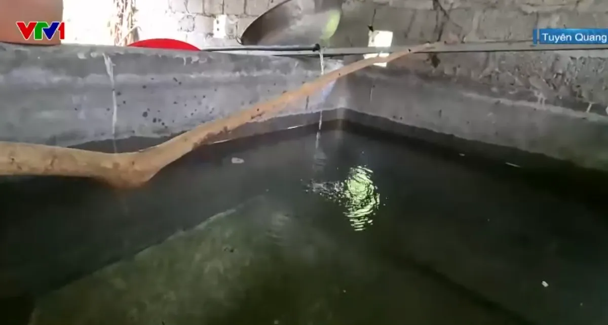 Tuy&ecirc;n Quang: Nguồn nước sinh hoạt bị &ocirc; nhiễm, người d&acirc;n vẫn phải d&ugrave;ng để ăn uống, pha sữa cho con - Ảnh 2.