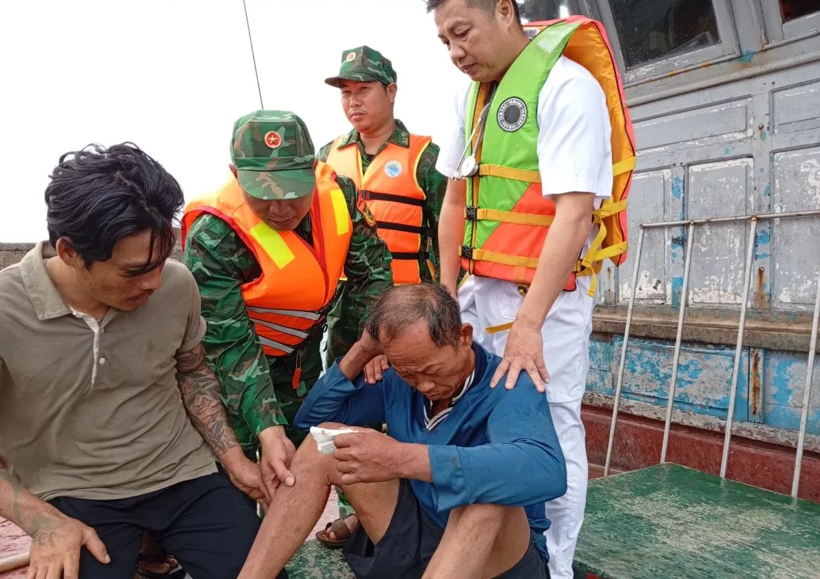 Cứu ngư d&acirc;n bị chấn thương nặng tr&ecirc;n v&ugrave;ng biển Bạch Long Vĩ - Ảnh 1.