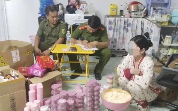 Công an xã lập biên bản ghi nhận sự việc và thu giữ sản phẩm có liên quan phục vụ xác minh vụ việc