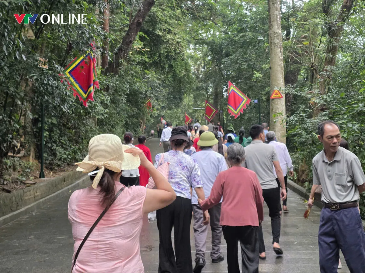 Đền H&ugrave;ng đ&oacute;n h&agrave;ng vạn du kh&aacute;ch trong 3 ng&agrave;y đầu Lễ hội - Ảnh 2.