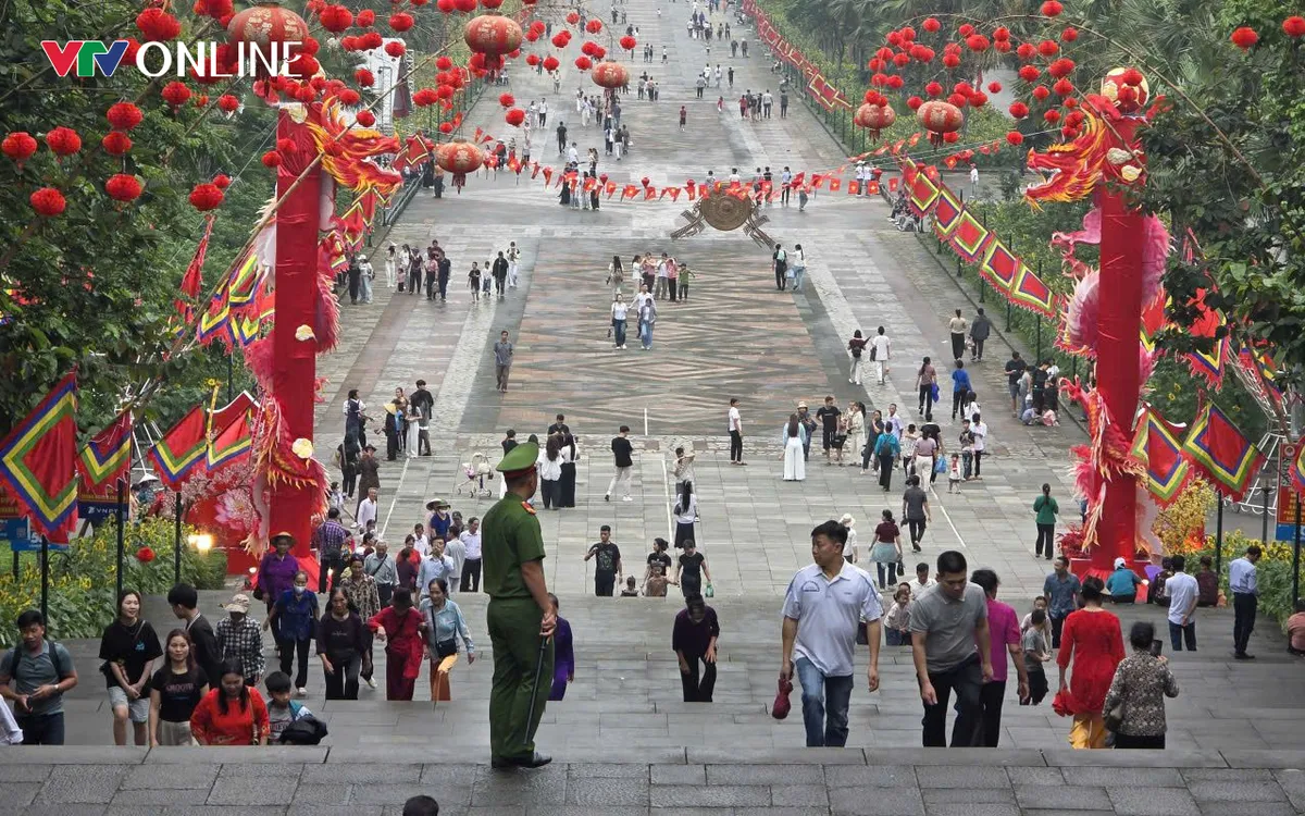 Đền Hùng đón hơn 60 nghìn lượt du khách trong 3 ngày đầu lễ hội. 