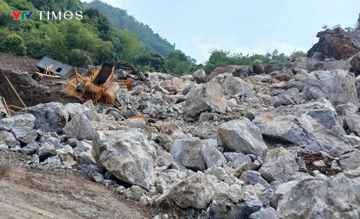 Th&aacute;i Nguy&ecirc;n: Sạt lở h&agrave;ng trăm ngh&igrave;n khối đất đ&aacute; tại mỏ đ&aacute; N&agrave; C&agrave;, m&aacute;y m&oacute;c bị v&ugrave;i lấp - Ảnh 1.