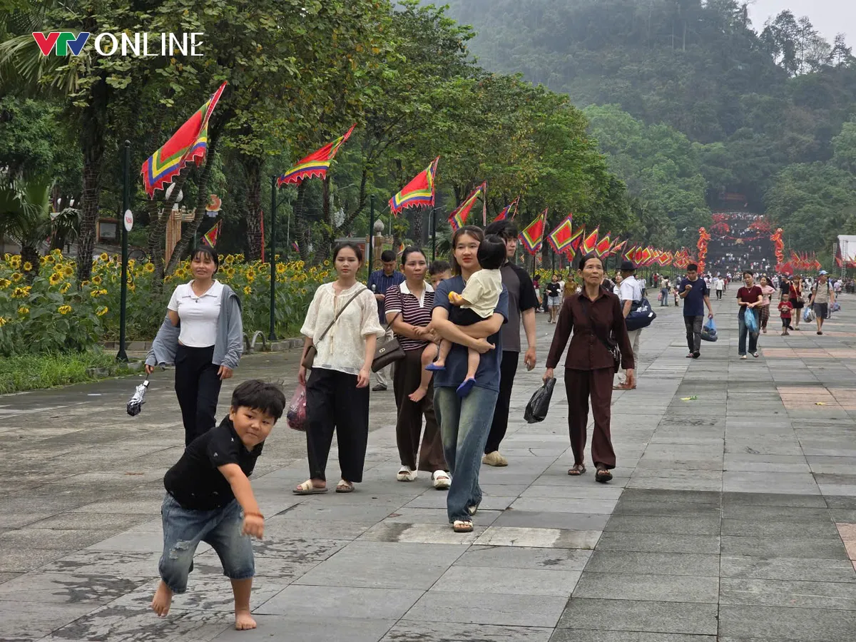 Đền H&ugrave;ng đ&oacute;n h&agrave;ng vạn du kh&aacute;ch trong 3 ng&agrave;y đầu Lễ hội - Ảnh 1.