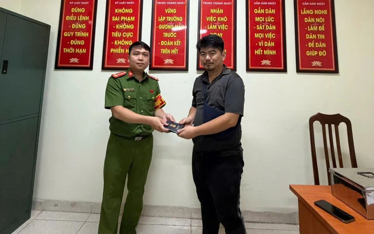 Công an phường Hoàn Kiếm trao trả tài sản cho du khách nước ngoài