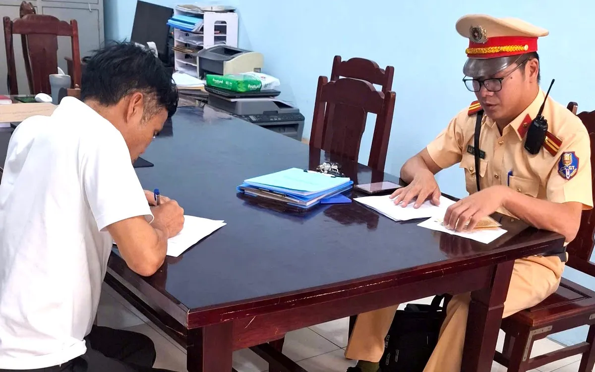 Lực lượng Cảnh sát giao thông lập biên bản vi phạm hành chính Anh Quách Văn L.
