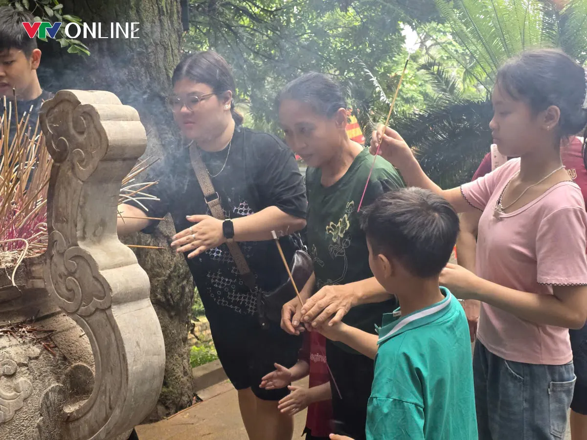 Đền H&ugrave;ng đ&oacute;n h&agrave;ng vạn du kh&aacute;ch trong 3 ng&agrave;y đầu Lễ hội - Ảnh 3.