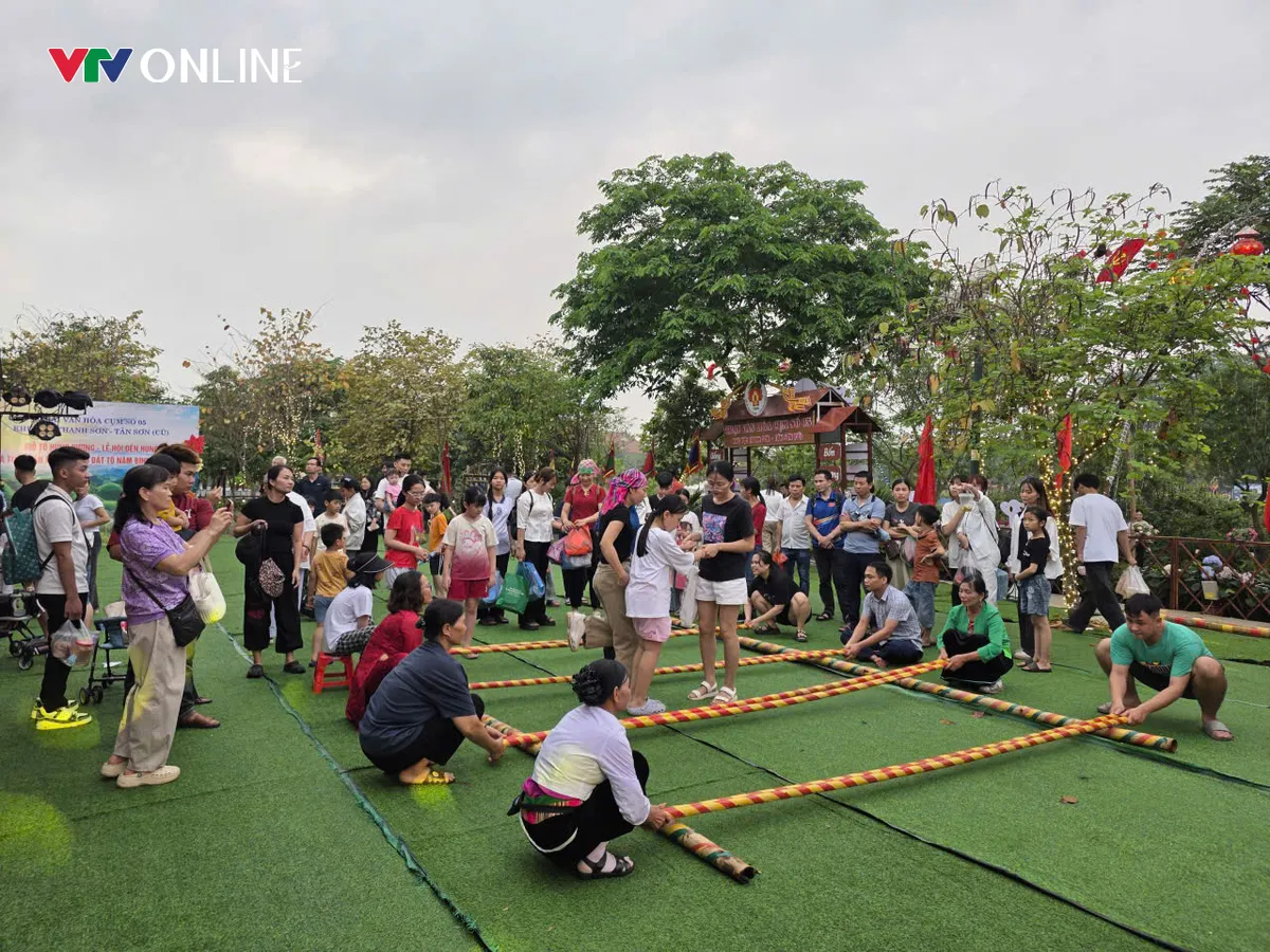 Đền H&ugrave;ng đ&oacute;n h&agrave;ng vạn du kh&aacute;ch trong 3 ng&agrave;y đầu Lễ hội - Ảnh 5.