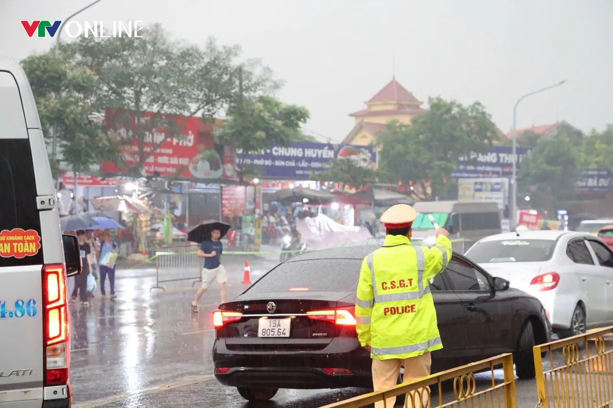 Đền H&ugrave;ng đ&oacute;n h&agrave;ng vạn du kh&aacute;ch trong 3 ng&agrave;y đầu Lễ hội - Ảnh 6.