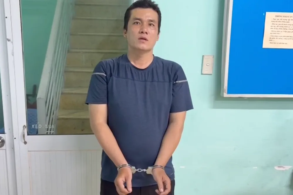 M&acirc;u thuẫn sau va chạm, t&agrave;i xế xe &ocirc;m r&uacute;t gậy 3 kh&uacute;c đ&aacute;nh tới tấp nam thanh ni&ecirc;n - Ảnh 1.