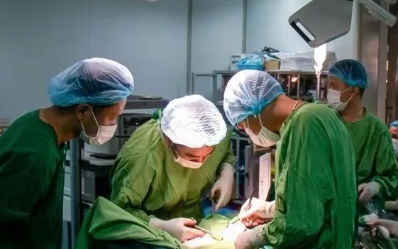 Phẫu thuật điều trị cho bệnh nhân. Ảnh: BVCC