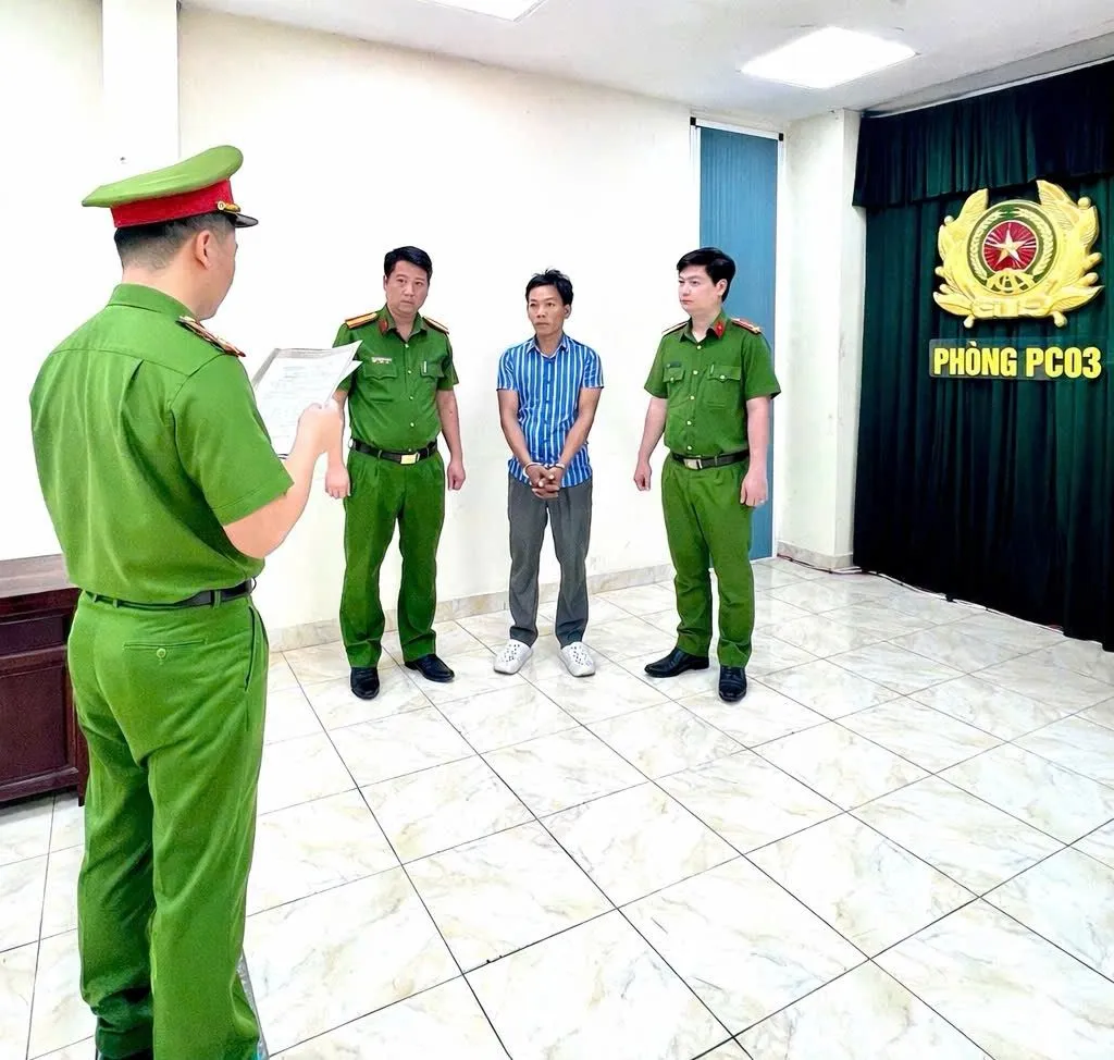 Khởi tố đối tượng đổ hơn 500 tấn chất thải tr&aacute;i ph&eacute;p ra m&ocirc;i trường tại Đồng Nai - Ảnh 1.