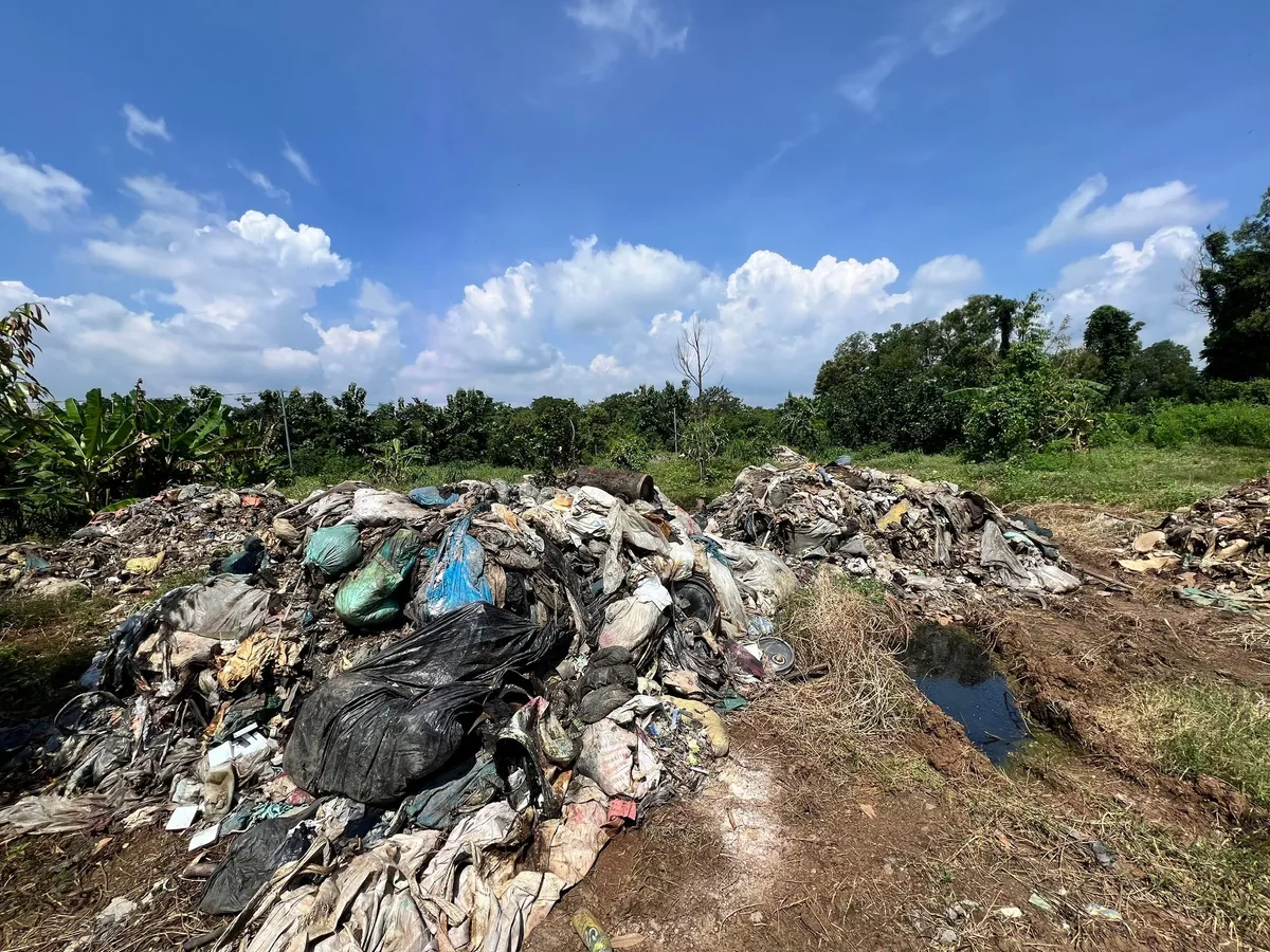 Khởi tố đối tượng đổ hơn 500 tấn chất thải tr&aacute;i ph&eacute;p ra m&ocirc;i trường tại Đồng Nai - Ảnh 2.