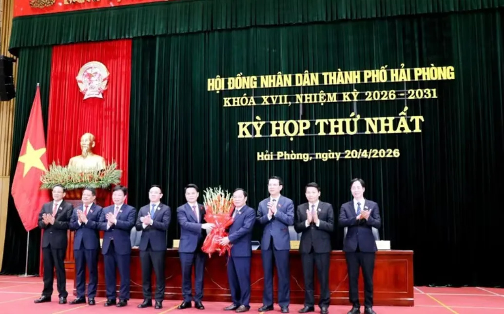 Lãnh đạo thành phố Hải Phòng tặng hoa chúc mừng Chủ tịch, các Phó Chủ tịch và Trưởng các ban của HĐND thành phố Hải Phòng nhiệm kỳ 2026-2031. Ảnh: TTXVN