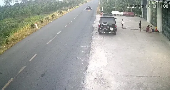Tai nạn hy hữu: Va phải b&oacute;ng trẻ em đ&aacute; ra đường, người đi xe m&aacute;y tử vong - Ảnh 3.