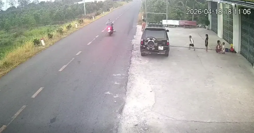 Tai nạn hy hữu: Va phải b&oacute;ng trẻ em đ&aacute; ra đường, người đi xe m&aacute;y tử vong - Ảnh 1.
