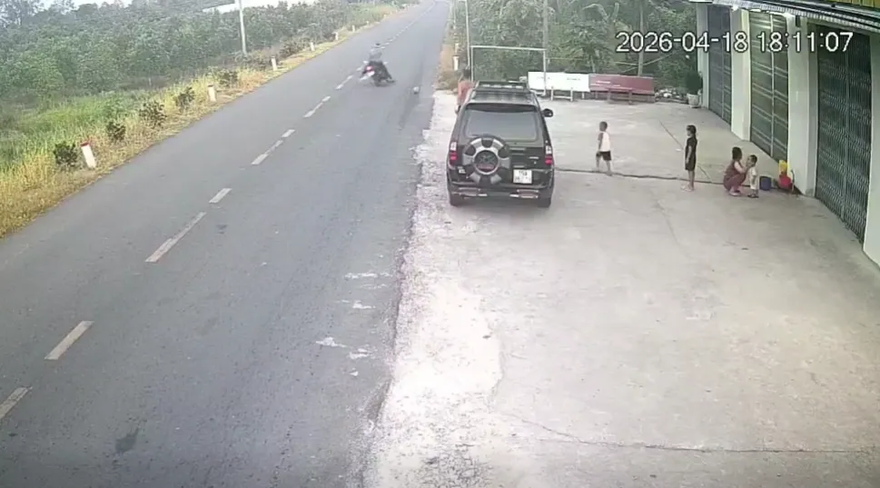 Tai nạn hy hữu: Va phải b&oacute;ng trẻ em đ&aacute; ra đường, người đi xe m&aacute;y tử vong - Ảnh 2.