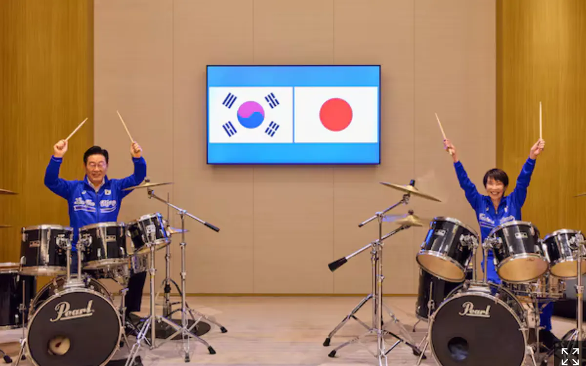 Tổng thống Hàn Quốc Lee Jae-myung và Thủ tướng Nhật Bản Sanae Takaichi cùng biểu diễn một màn song tấu trống ngẫu hứng trong cuộc gặp tại tỉnh Nara, Nhật Bản, ngày 13/11/2025. (Ảnh: News1)