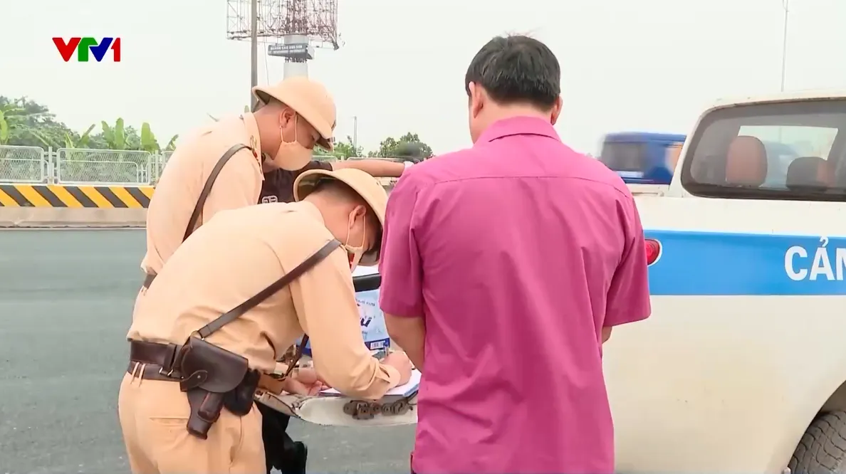 Đảm bảo an to&agrave;n giao th&ocirc;ng, chống &ugrave;n tắc từ lối ra v&agrave;o cao tốc - Ảnh 1.