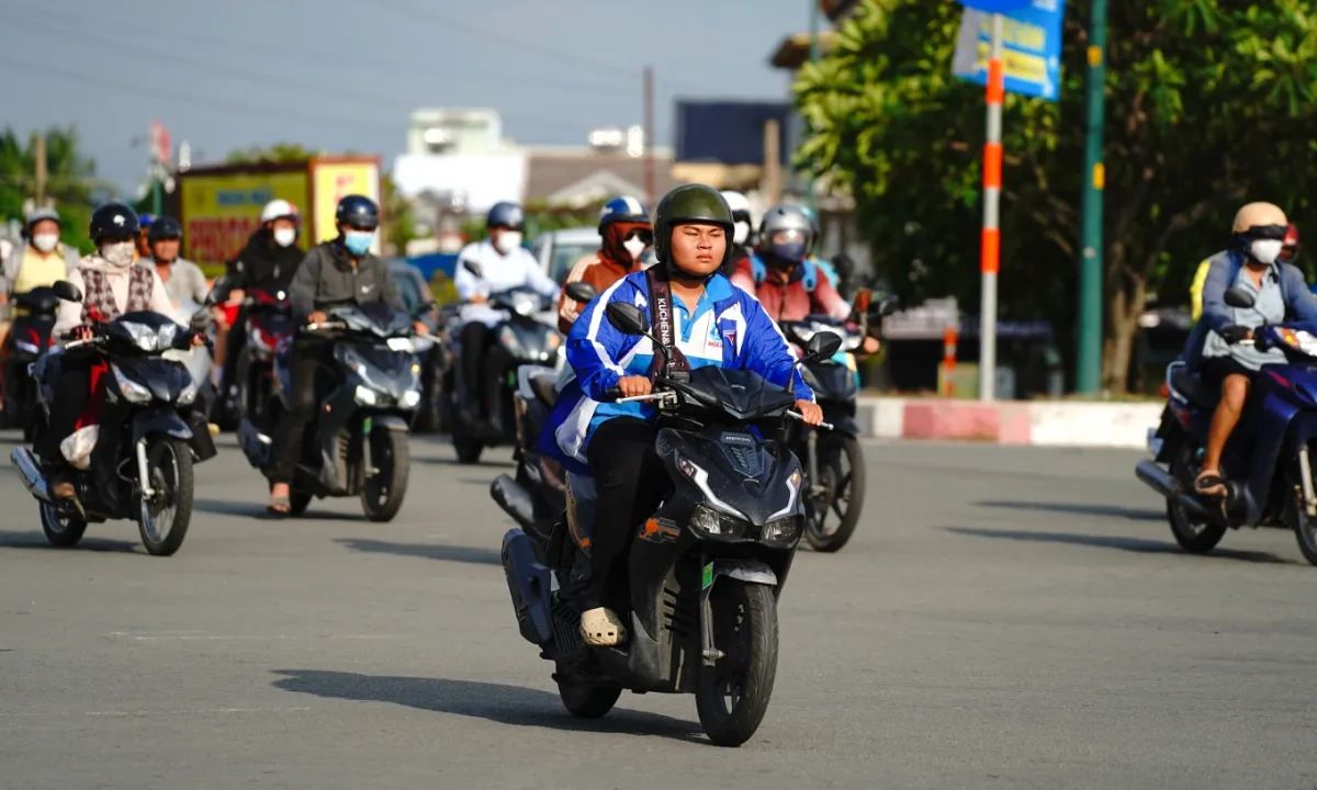 V&igrave; sao cư d&acirc;n nội đ&ocirc; vẫn &ldquo;kh&ocirc;ng thể rời xa&rdquo; xe m&aacute;y xăng?- Ảnh 1.